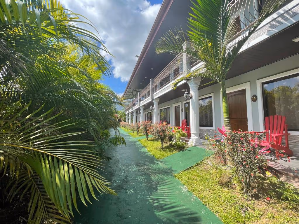 Deluxe Twin Room with a comfortable queen bed at Hotel Campos Arenal