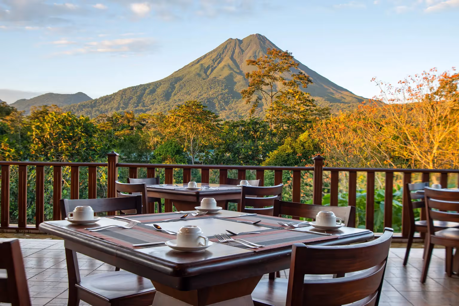 Outdoor seating at a popular restaurant in La Fortuna