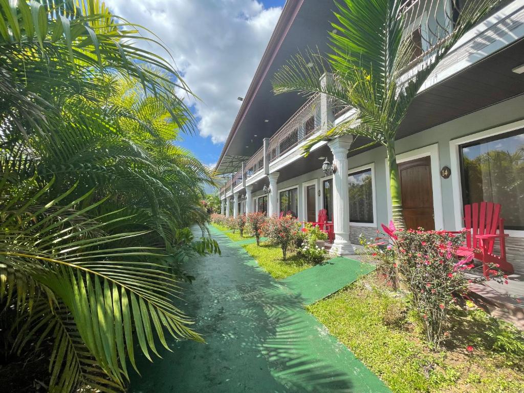 Deluxe Twin Room with a comfortable queen bed at Hotel Campos Arenal